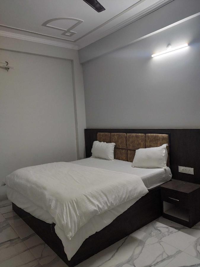 Oyo 92169 Apple Leaf Banquet & Hotel อาลีการห์ ภายนอก รูปภาพ